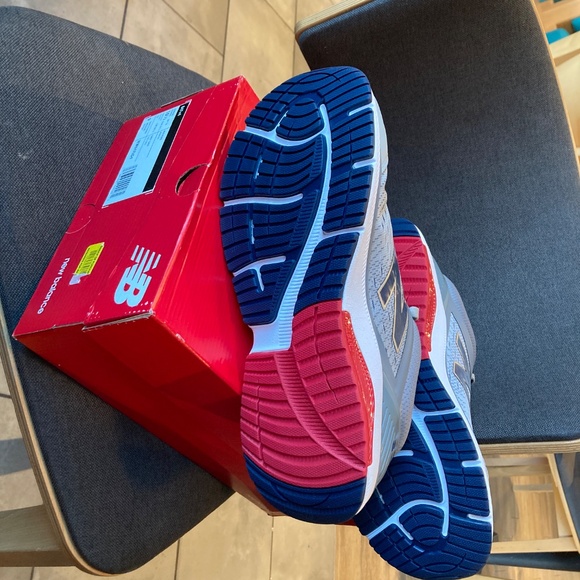 847-V4 New Balance Size 10.5 main image 5
